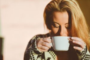Femme qui boit du café dans une tasse